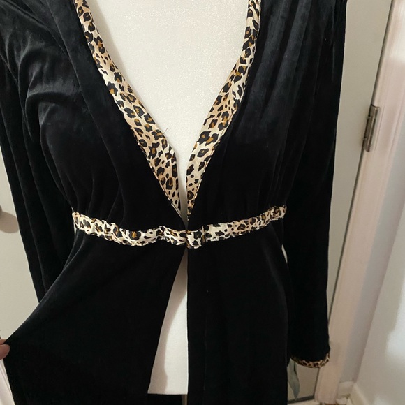Cinema etoile black velvet robe size medium Nwt - Picture 4 of 10